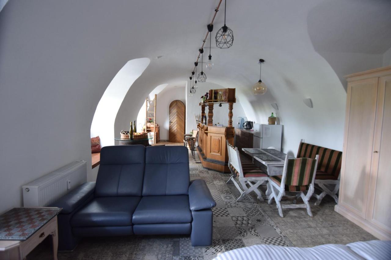 The Wine Cellar In The Old Gemeinde House 브라운버그 외부 사진